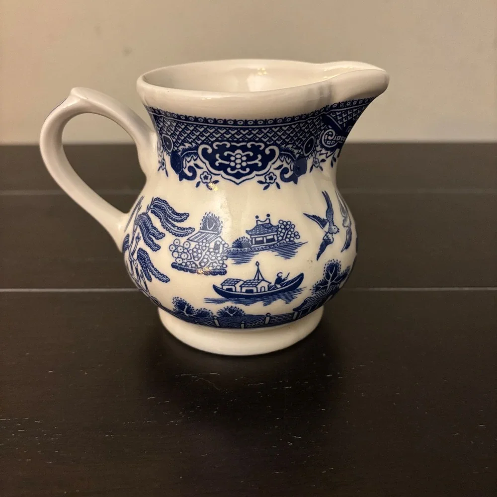 Churchill England | Blue Willow | Creamer & Lidded Sugar Bowl Set | small flaw